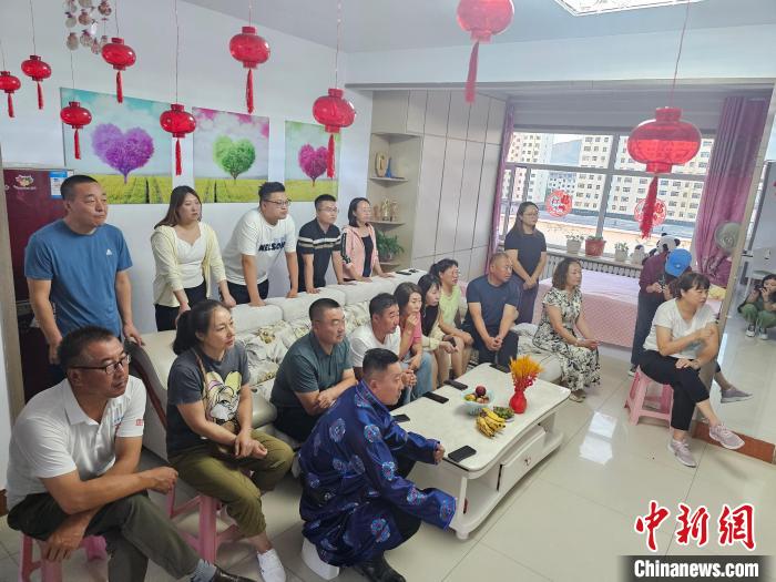 巴黎奥运杨柳夺银：亲朋观赛，母亲自豪见证家