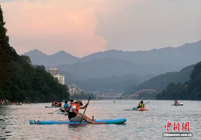 国庆假期桨板运动引爆杭州新安江，年轻人乐享