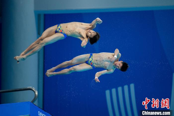 成都大运会中国跳水队包揽三金 水花消失术惊艳