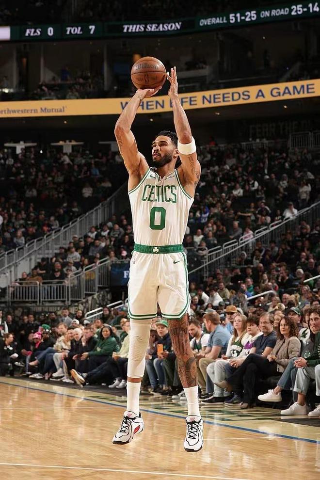 凯尔特人狂胜雄鹿32分 塔图姆砍23+11+9引领大胜