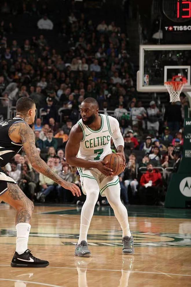 凯尔特人狂胜雄鹿32分 塔图姆砍23+11+9引领大胜