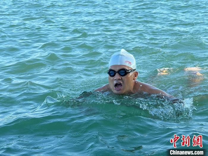 电白男子洪端成功横渡琼州海峡 成为首位泳士